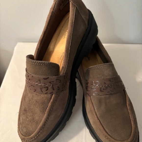 Clarks Womens Dark Olive Loafer - Picture 2 of 7